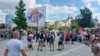 Zastava sa mapom Kosova, u bojama zastave Srbije na kojoj piše "Nema predaje", na protestu u Beogradu 28. juna. 