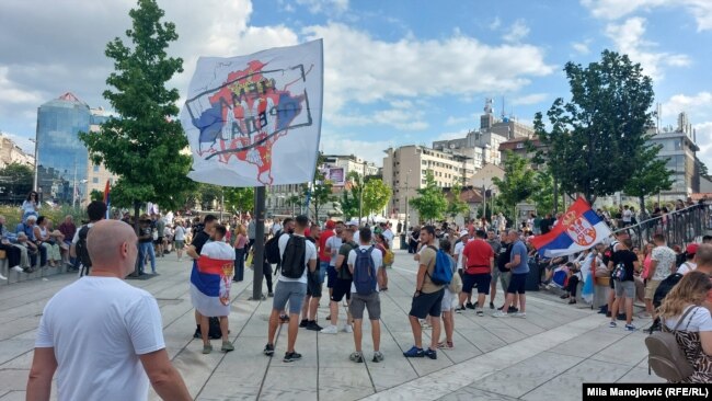 Një flamur me një hartë të Kosovës, në ngjyrat e flamurit serb, ku shkruhej "Jo dorëzim", në një protestë në Beograd më 28 qershor.