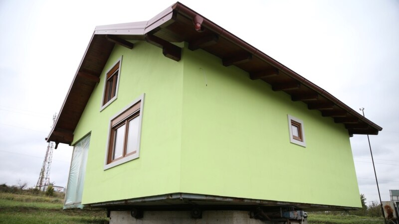 Qytetari në Bosnje ndërton shtëpi në rrota