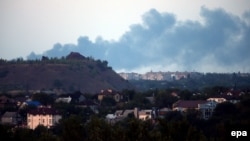 Smoke rises during fighting in Makiyivka, about 20 kilometers from the eastern Ukrainian city of Donetsk. 