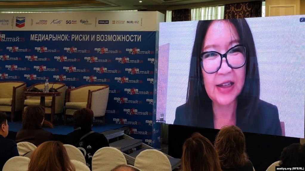 Журналистка Азаттыка Сания Тойкен подключается онлайн на «Медиакурылтае» в Алматы.
