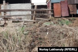 Отходы скотобазы в Коктале прямиком попадают в речку. Талгарский район, Алматинская область, 18 апреля 2021 года.