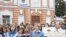 Декан факультета журналистики СПбГУ Марина Шишкина со своими студентами