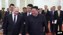 În Coreea de Nord, Vladimir Putin (stânga) a fost de acord cu un parteneriat prin care cele două țări se angajează să se apere reciproc. El a amenințat Occidentul că ar putea da arme și tehnologie nucleară Phenianului.