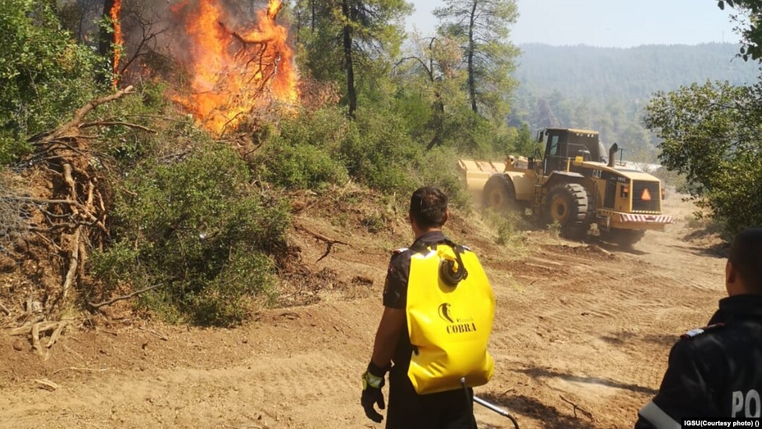 Pompieri români ajută la stingerea incendiilor din insula Evia, Grecia, august 2021.