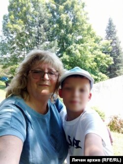  Валя с едно от децата, за които се е грижила 