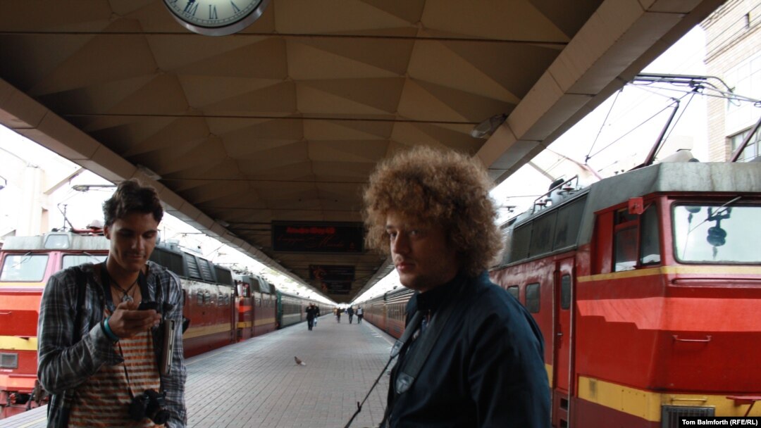 Photo blogger Ilya Varlamov (right) on the platform of Moscow's Leningradsky train station in October 2011