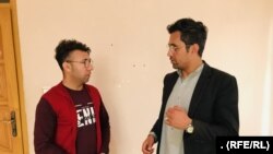 گروهی از جوانان که در هرات برای ترویج سبک استنداپ کمدی تلاش می‌کنند.