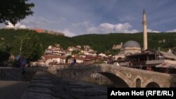 Pamje e një pjese të qytetit, si dhe e Kalasë së Prizrenit, një nga destinacionet turistike të Kosovës.