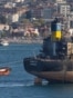 Ova fotografija od 1. septembra, na kojoj se vidi teško oštećeni brod Anna S dok ga vuku kroz Bosfor, jedna je od nekoliko nedavnih fotografija snimljenih s turske obale koje ukazuju na eskalaciju rata protiv brodskog saobraćaja na Crnom moru.</br><br></br>Grčki brod za rasuti teret navodno je bio meta pet zračnih dronova dok se 17. avgusta približavao ruskoj luci Novorosijsk kako bi ukrcao žito. Svih 20 filipinskih mornara i rumunski kapetan uspjeli su napustiti plovilo bez povreda.