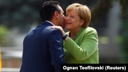 Մակեդոնիայի վարչապետ Զորան Զաևը Սկոպյեում ողջունում է Գերմանիայի կանցլեր Անգելա Մերկելին, 8-ը սեպտեմբերի, 2018թ․