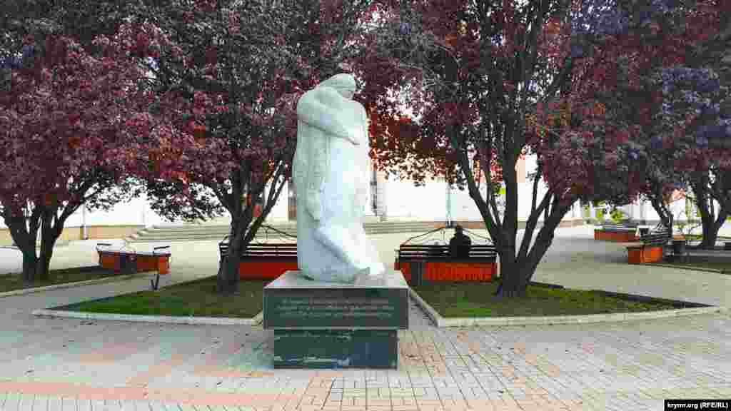 За декілька метрів розташований інший пам&#39;ятник під назвою &laquo;Постріл в спину&raquo;. Цей монумент встановили з ініціативи місцевих комуністів у вересні 2007 року &laquo;в пам&#39;ять про радянських громадян, які загинули від рук українських націоналістів&raquo;
