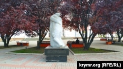 В нескольких метрах расположен другой памятник под названием «Выстрел в спину». Этот монумент установили по инициативе местных коммунистов в сентябре 2007 года