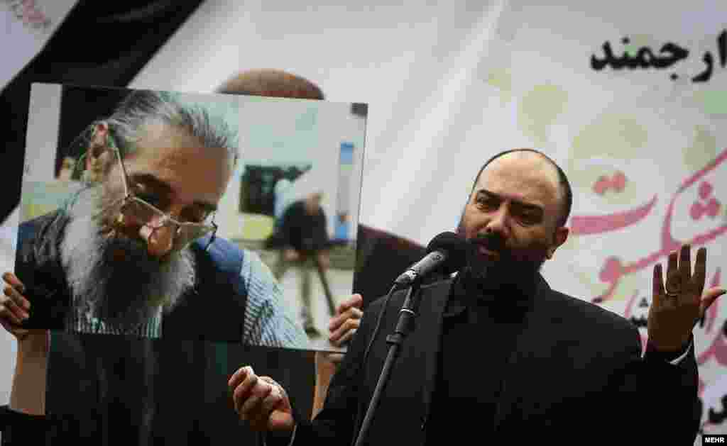 عزاداری پسر برای پدر؛&zwnj; مراسم تشییع پیکر زنده یاد انوشیروان ارجمند بازیگر سینما و تئاتر، هفته گذشته از مقابل تالار وحدت برگزار شد. برزو ارجمند هم در این مراسم از پدر سخن گفت.