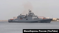 Корабель ЧФ РФ «Адмірал Макаров» на виході із Севастопольської бухти, квітень 2021 року