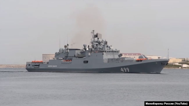Корабль Черноморского флота России «Адмирал Макаров» на выходе из Севастопольской бухты, апрель 2021 года
