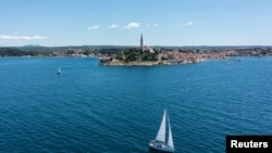 Projekt će započeti 1. rujna ove godine i trajat će 72 mjeseca, a uključivat će 17 pilot-projekata na različitim lokacijama u sve tri zemlje partnera (Sloveniji, Hrvatskoj i Italiji). (Foto: Brod plovi Jadranskim morem kod Rovinja, Hrvatska, 28.maja 2021.)