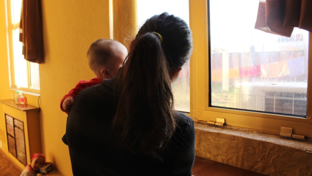 Әйелі күйеуін оның сиқырғанын көруге мәжбүрлеген. Писка клиторы туралы бейне