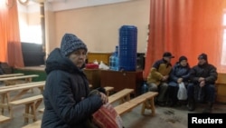 Жители Киева в одном из пунктов обогрева, открытых в городе