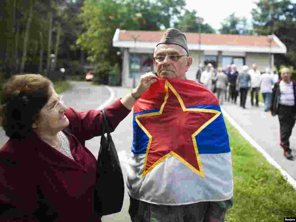 Mnogobrojni građani, poklonici i poštovaoci Josipa Broza Tita obilježili su danas, u Beogradu, 25. maj, Dan mladosti i njegov rođendan. Foto: Vesna Anđić 