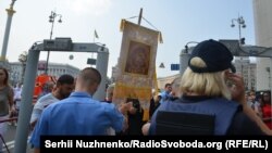 Учасники ходи проходять перевірку на металошукачі на Хрещатику, Київ, 27 липня 2016 року
