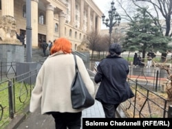 ეკა კუპატაძე ადვოკატთან, დარეჯან სულაშვილთან ერთად საქალაქო სასამართლოს ეზოში. ფოტო გადაღებულია 2026 წლის 26 მარტს.