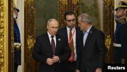 Лідер РФ Володимир Путін (л) і президент Ірану Масуд Пезешкіан, Москва, 27 жовтня 2026 року