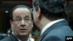 François Hollande (stânga) şi Jose Manuel Barroso