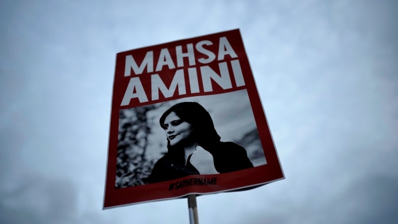 Iránban megtiltották a hatóságok, hogy megemlékezzen a család Mahsza Amini haláláról