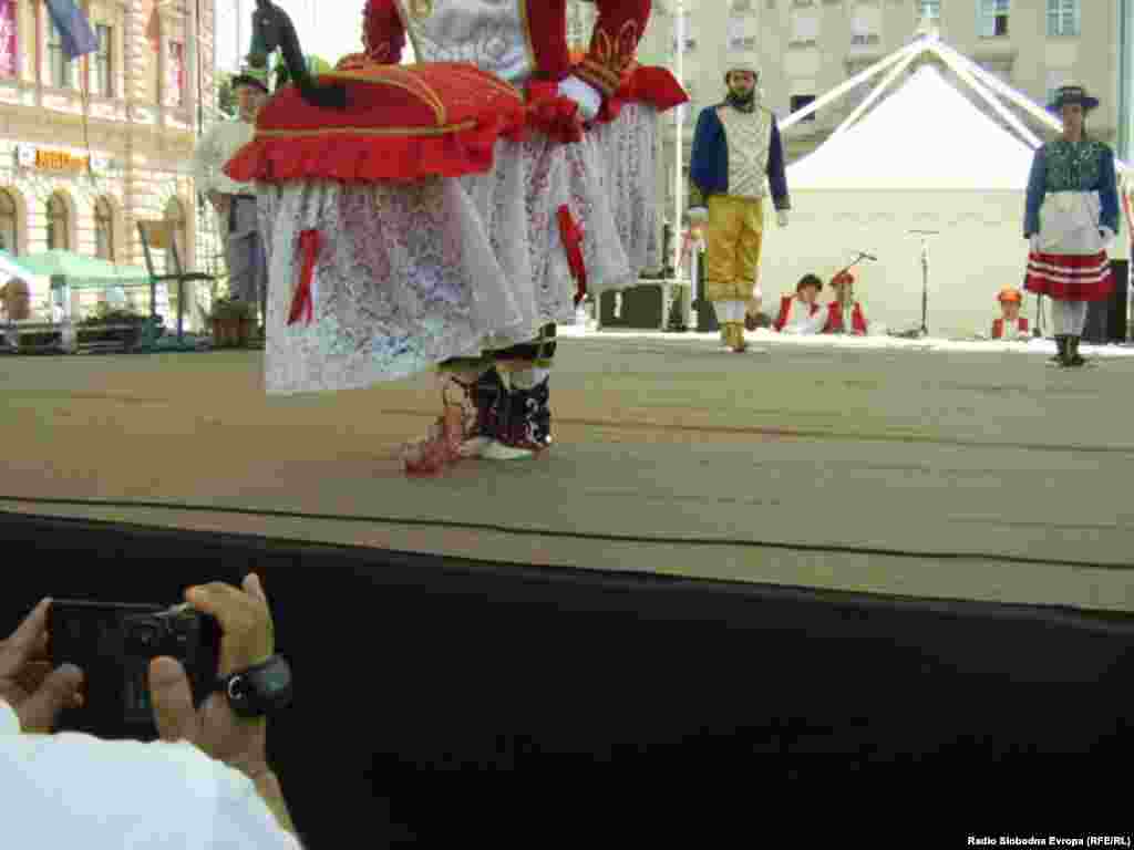 Baski - neki ne uspiju i proliju vino