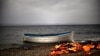 Grčka - Spasilački prsluci i čamac koje su izbjeglice i migranti koristili za prelazak Egejskog mora iz Turske leže napušteni na plaži na grčkom ostrvu Lezbos, 8. oktobra 2015.
