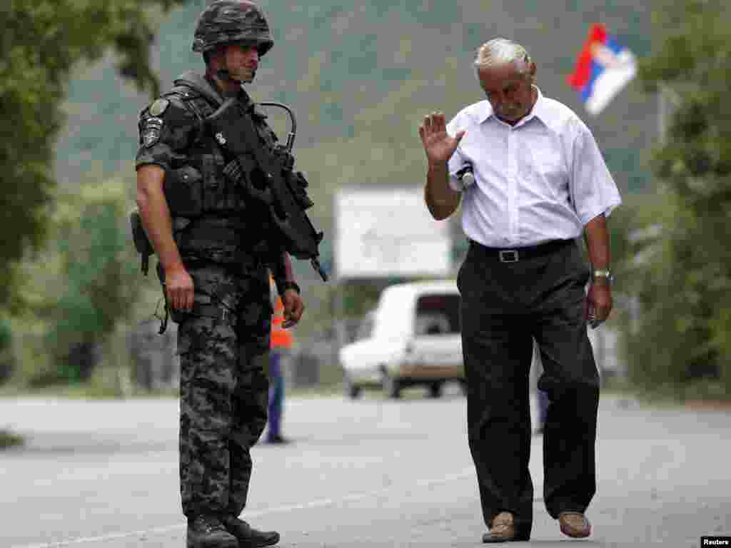 Slovenačke snage KFOR-a u selu Rudare, u blizini Zvečana, 02.08.2011. Foto: Reuters / Marko Đurica 