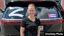 Na nedatiranoj slici na društvenim mrežama Jelena Smirnova turistička agentkinja iz Rjazanja stoji ispred automobila na kojem se vidi kubanska zastava i slovo "Z" – simbol ruske invazije na Ukrajinu.