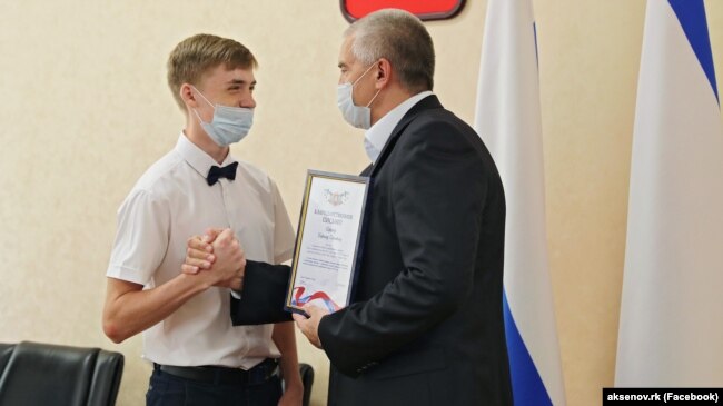 Сергей Аксенов на церемонии вручения благодарственных писем крымским выпускникам, получившим высшие баллы на едином госэкзамене, 22 июля 2021 года