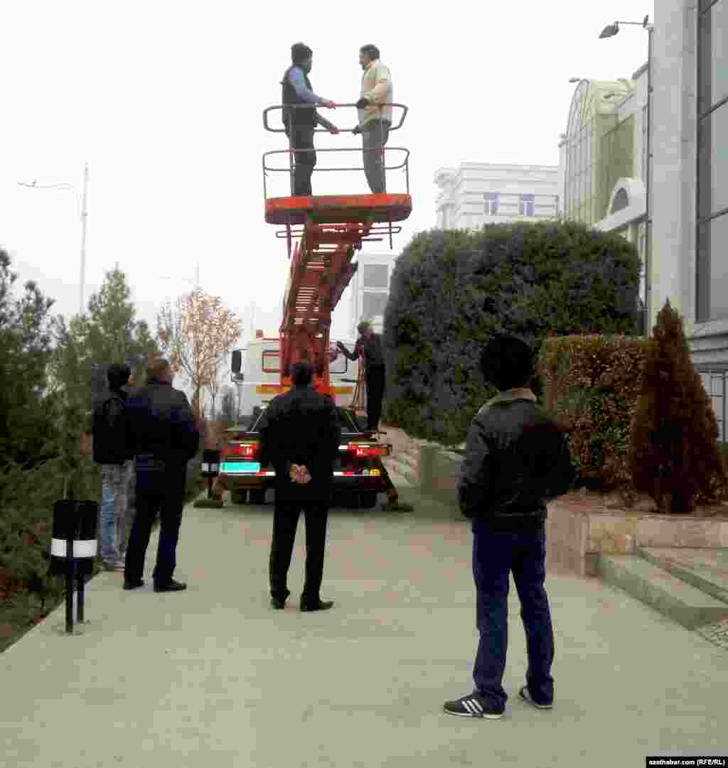 Andalyp köçesiniň ugrunda ýanýodada duran kranly maşyn. Işçileri iş ornuna geçirmek üçin ýokary &nbsp;galdyrlýar.