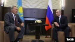 Президент Казахстана Нурсултан Назарбаев (слева) на встрече с президентом России Владимиром Путиным. Сочи, 16 августа 2016 года. 