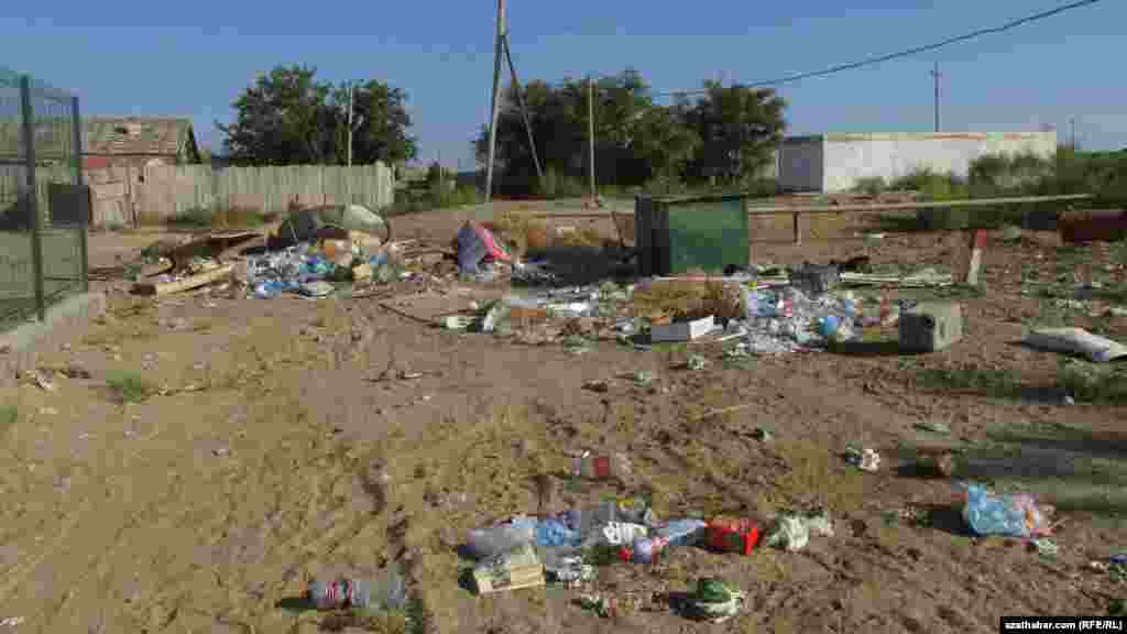 Hazar şäherçesinde ýaşaýjylar ýa-da deňizde dynç almaga gelen syýahatçylar tarapyndan oklanan zir-zibilleriň üýşmeleňleri.