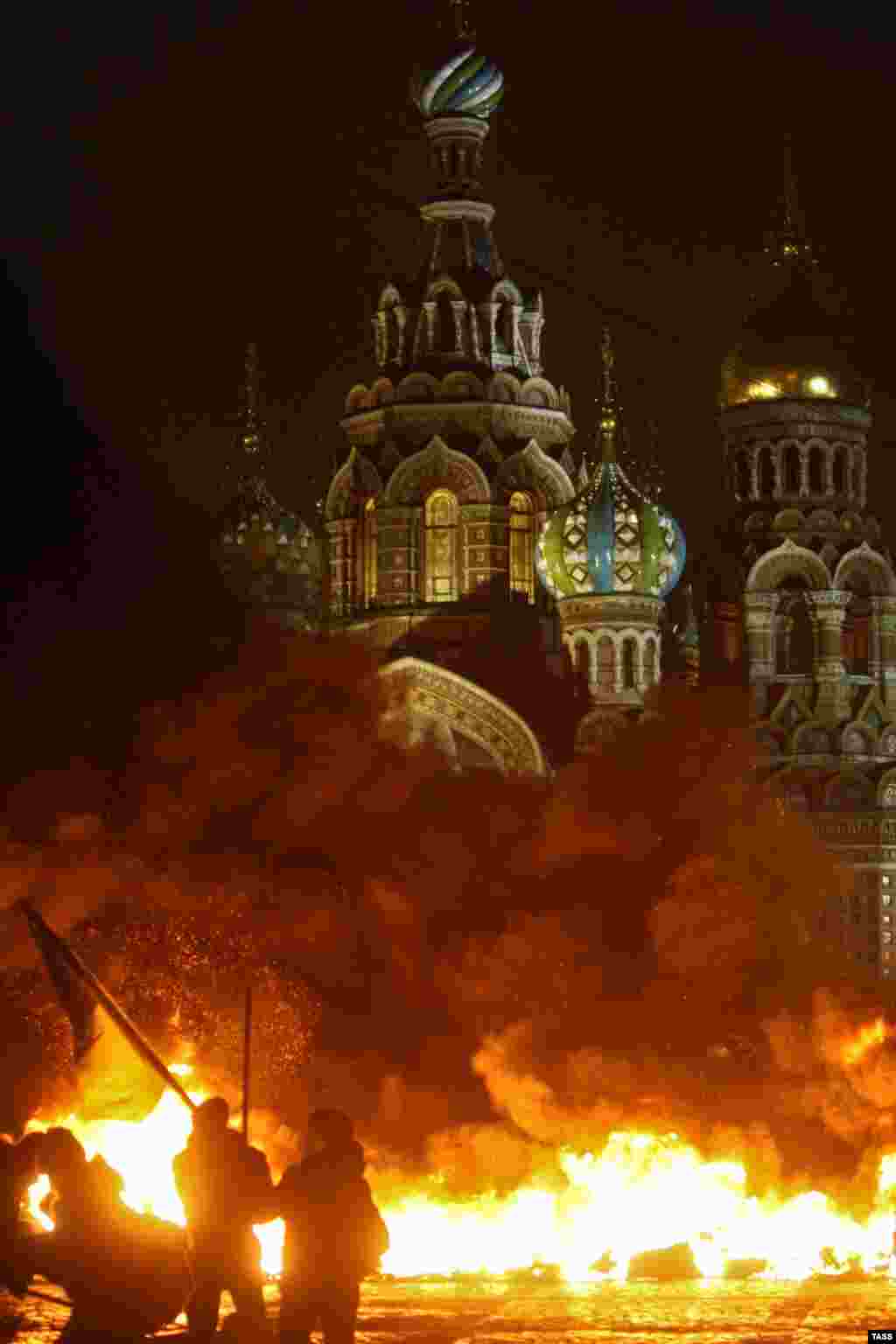 Участники акции «Свобода» принесли на мост автомобильные покрышки, сложили из них баррикады и подожгли