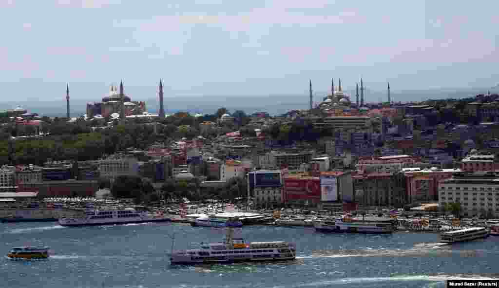 Hagia Sophia (stânga) se profilează pe orizontul Istanbulului împreună cu Moscheea Albastră (dreapta). Erdogan a încercat să tempereze criza: &bdquo;Ca toate moscheile noastre, ușile [către Hagia Sophia] vor fi deschise tuturor - musulmani sau non-musulmani&rdquo;. Dar Erdogan a mai spus unui jurnalist turc că &bdquo;Decidentul final asupra statutului Hagiei Sophia este națiunea turcă, nu alții. Aceasta este afacerea noastră internă&rdquo;. &nbsp;
