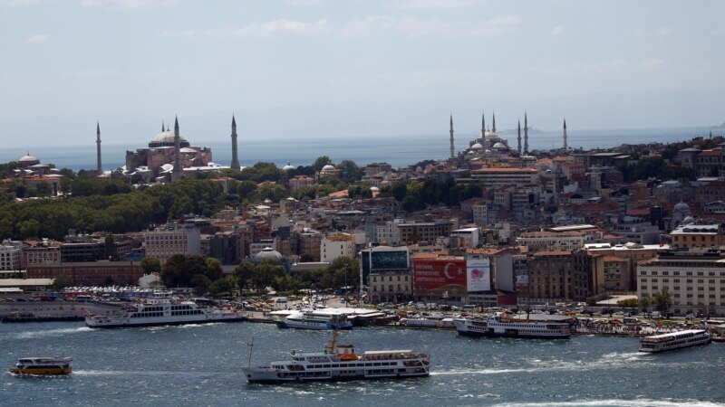 Рәсмиләр Истанбулда яшәү рөхсәте бирелми башлау хәбәрен кире какты