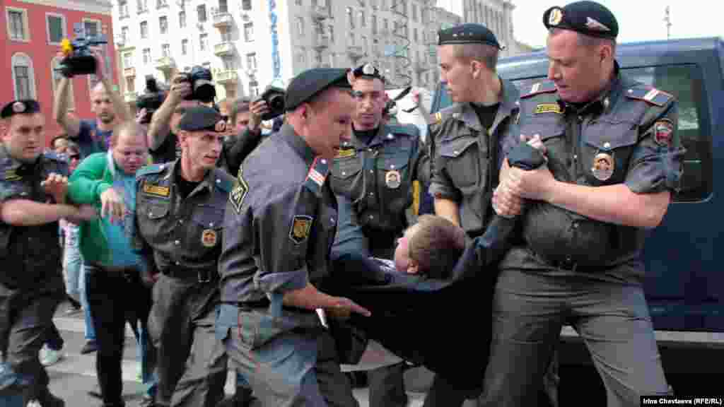 Вторая часть гей-парада начилась с задержания организатора - Николая Алексеева.