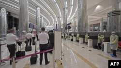 مسافران و خدمه پروازی که از لندن وارد دوبی شده‌اند، در انتظار کنترل وضعیت سلامتی خود از نظر ابتلا به ویروس کرونا