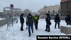 Yury Lebedev and a cameraman cover a rally in support of Aleksei Navalny in Moscow in 2021.