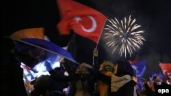 Ankarada AKP tərəfdarları seçkidə qələbəni bayram edirlər - 30 mart 2014