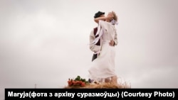 Марыя на сваім вясельлі ў самаробных сукенцы і вянку
