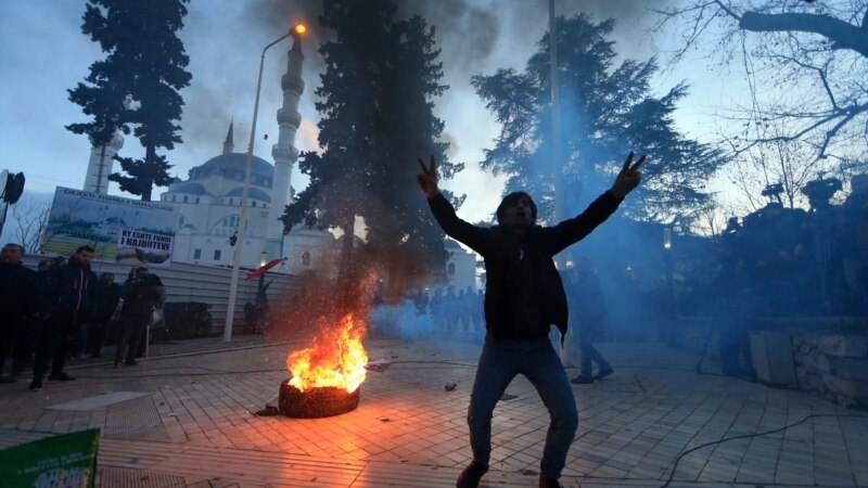 Protesta në Tiranë: Dhunë dhe përplasje mes policisë dhe protestuesve