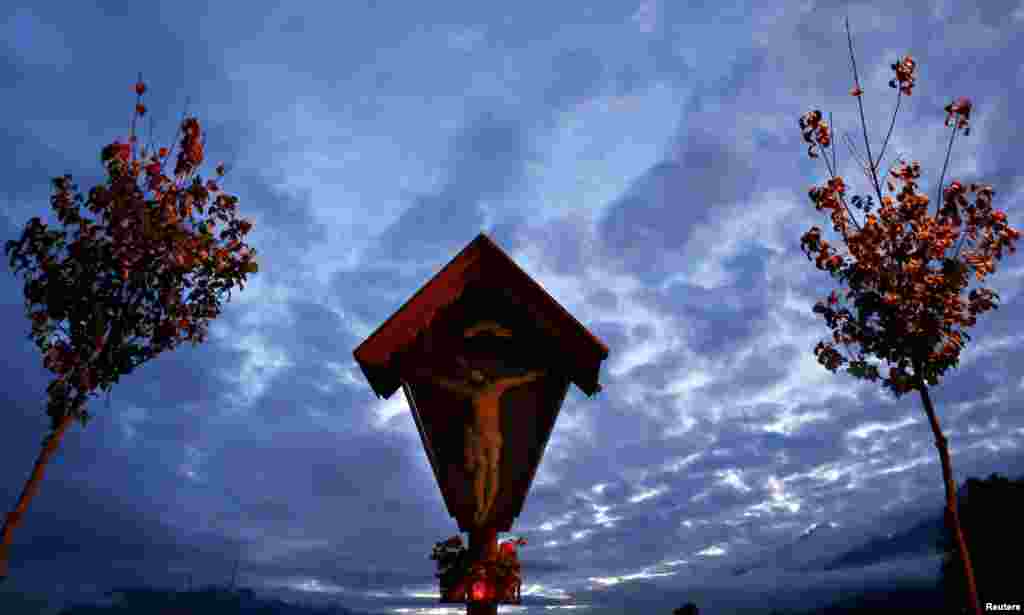 Crucifix pe o stradă din cătunul Absam, din vestul Austriei. În data de 1 noiembrie, Biserica Catolică sărbătoreşte Ziua tuturor sfinţilor.