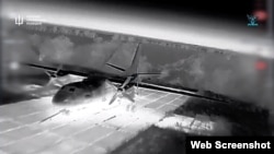 Ураження літака Ан-26 на аеродромі в окупованому Криму. Скриншот кадра з відео ГУР МО України