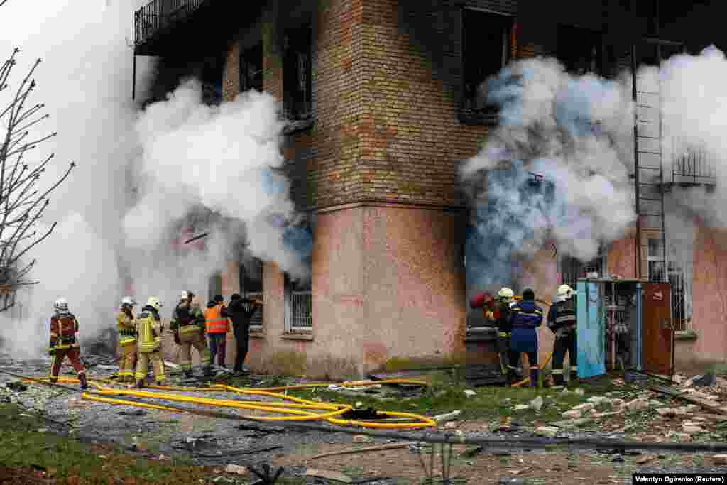Ліквідація пожежі у житловому будинку у Фастові після російської атаки