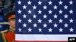 Почетный караул у американского флага во время церемонии награждения хоккейной сборной США после матча с командой России на Паралимпийских играх. Сочи, 15 марта 2014 года. 